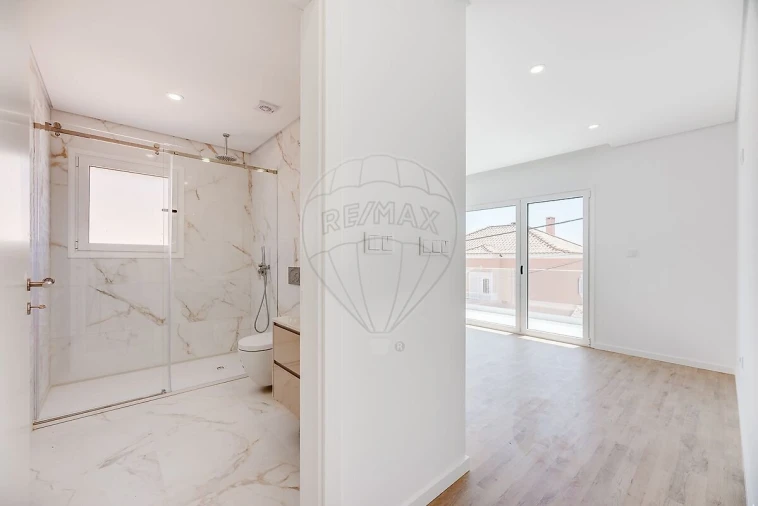 Moradia T4 para Venda em Pontinha e Famões Foto 30