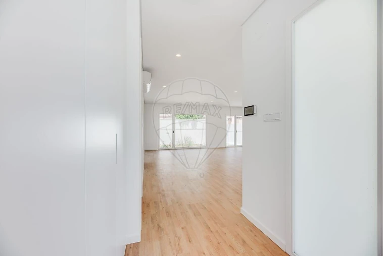 Moradia T4 para Venda em Pontinha e Famões Foto 5