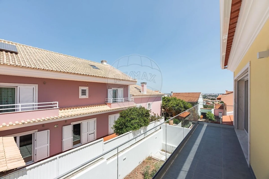 Moradia T4 para Venda em Pontinha e Famões Foto 34