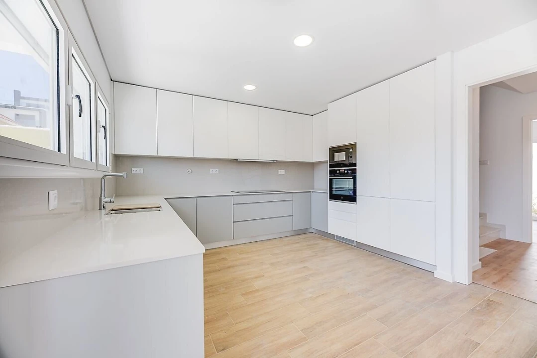 Moradia T4 para Venda em Pontinha e Famões Foto 9