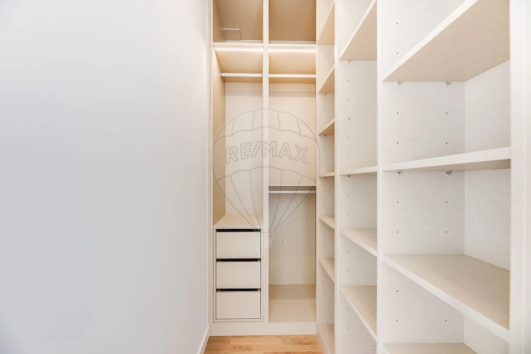 Moradia T4 para Venda em Pontinha e Famões Foto 11