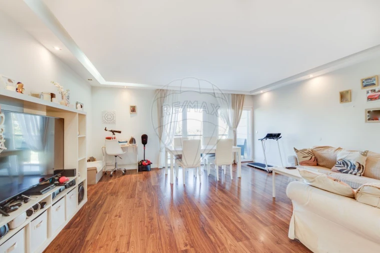 Apartamento T2 para Venda em Pontinha e Famões Foto 5