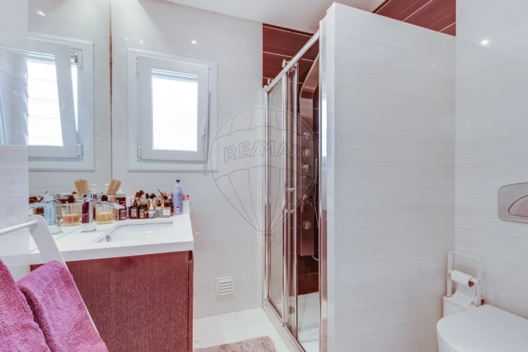 Apartamento T2 para Venda em Pontinha e Famões Foto 14