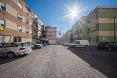 Loja para Arrendamento em Massamá e Monte Abraão