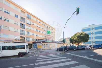 Loja para Arrendamento em Massamá e Monte Abraão