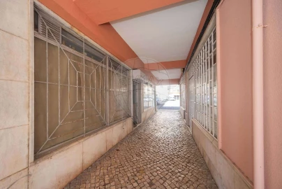 Loja para Arrendamento em Massamá e Monte Abraão