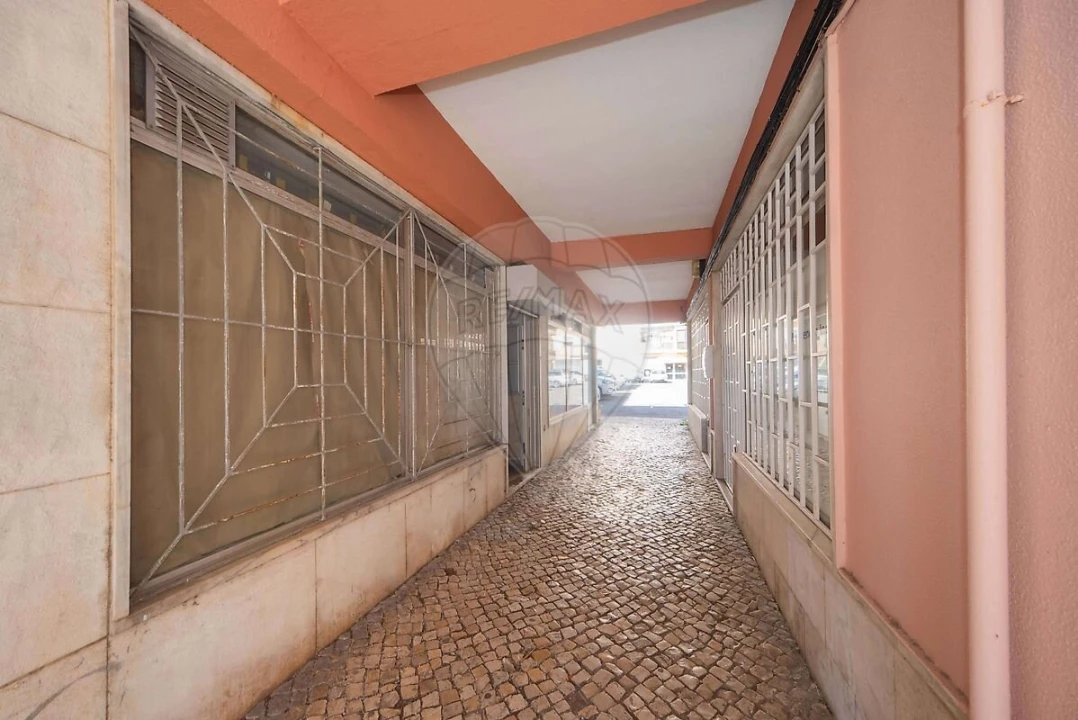 Loja para Arrendamento em Massamá e Monte Abraão Foto 7