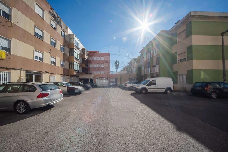 Loja para Arrendamento em Massamá e Monte Abraão Foto 3