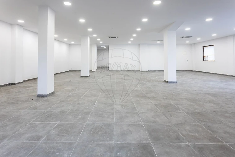 Armazém para Arrendamento em Pontinha e Famões Foto 3