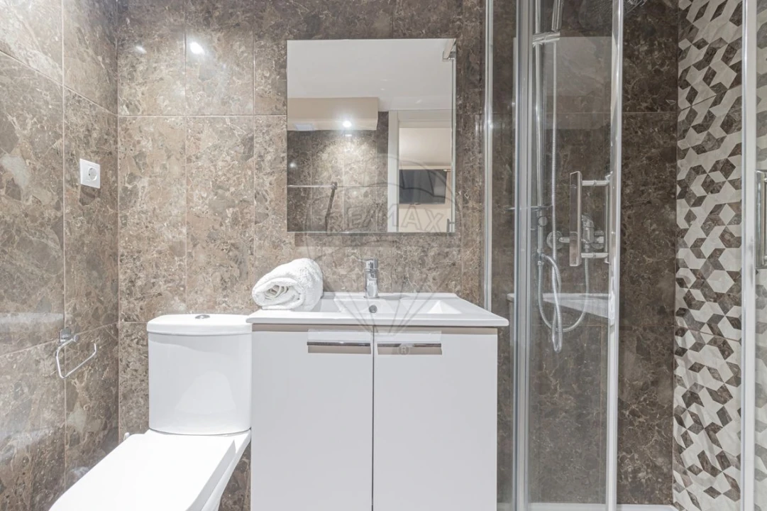 Prédio para Venda em Pontinha e Famões Foto 12