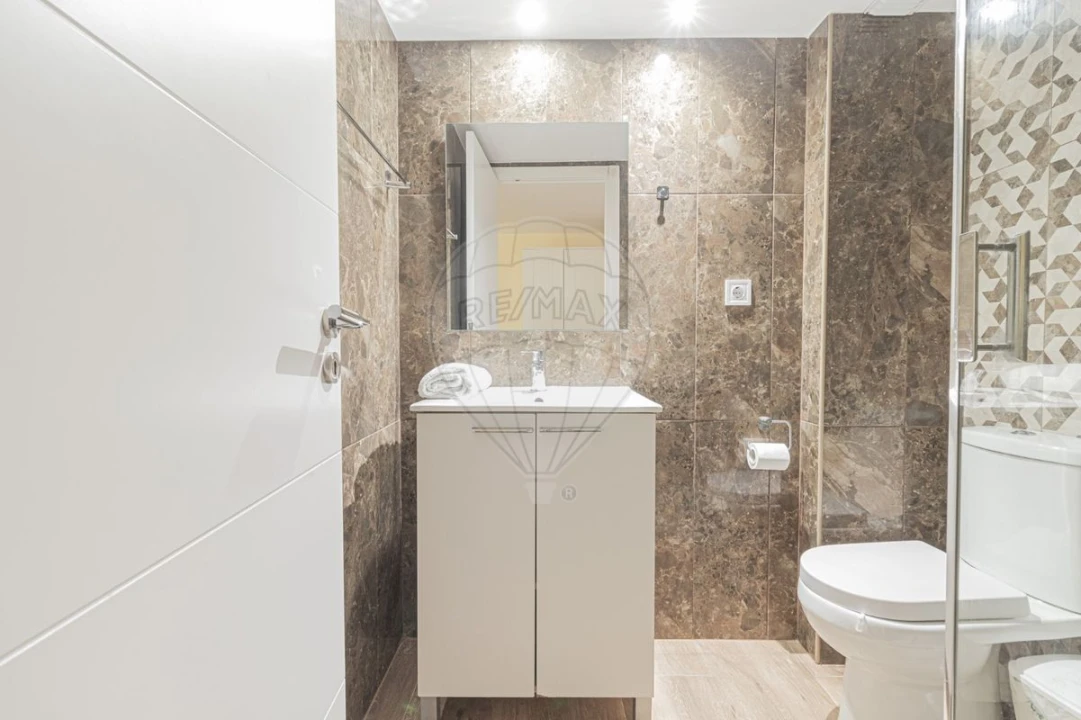 Prédio para Venda em Pontinha e Famões Foto 17