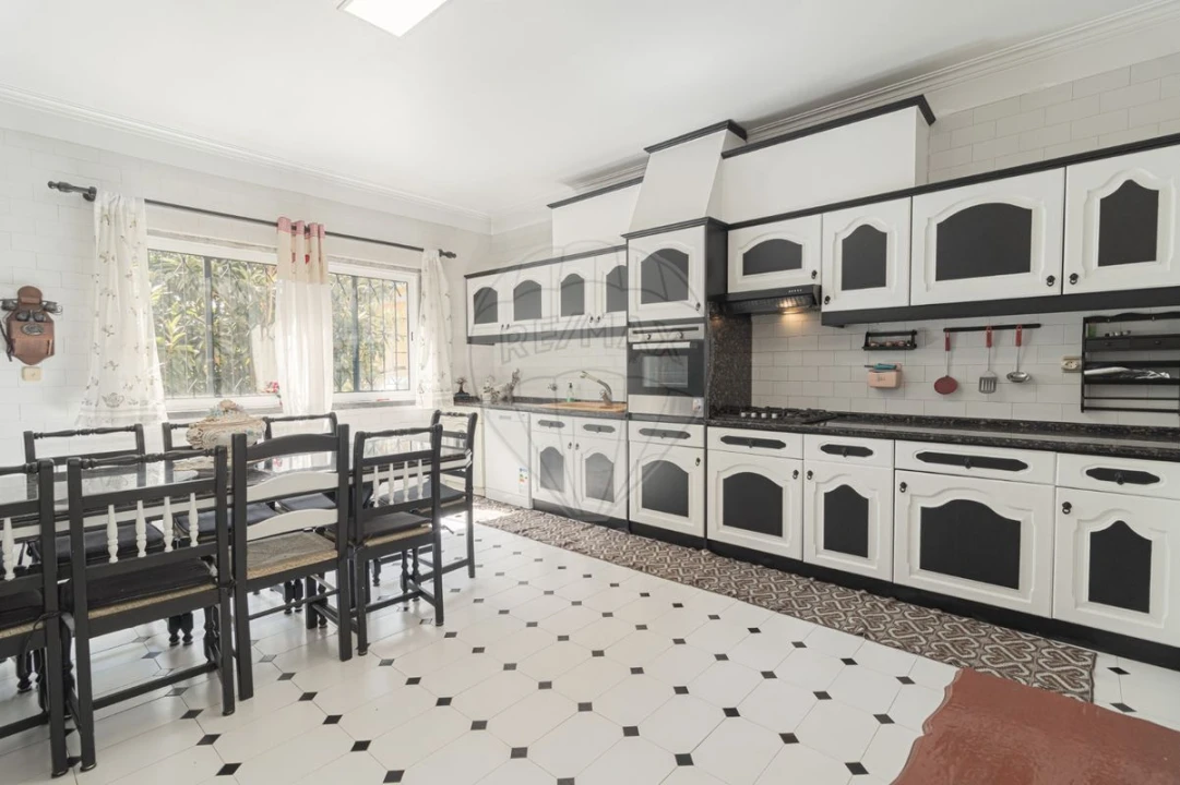 Prédio para Venda em Pontinha e Famões Foto 1