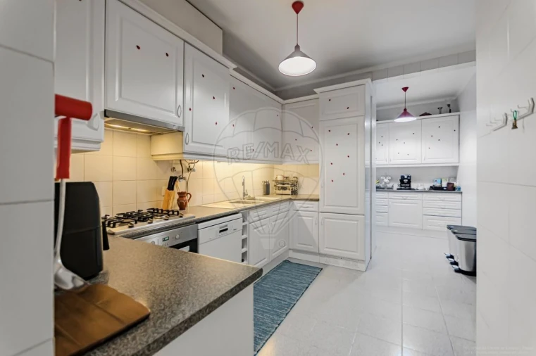 Apartamento T5 para Venda em Carcavelos e Parede Foto 25