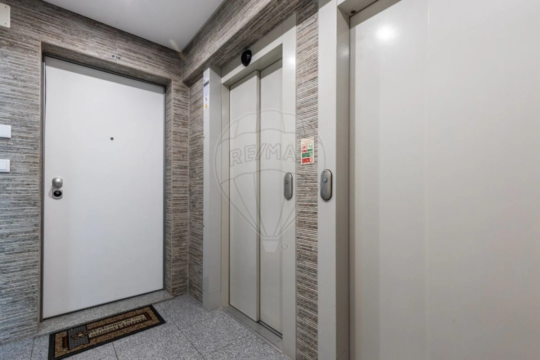 Apartamento T4 para Venda em Carcavelos e Parede Foto 29