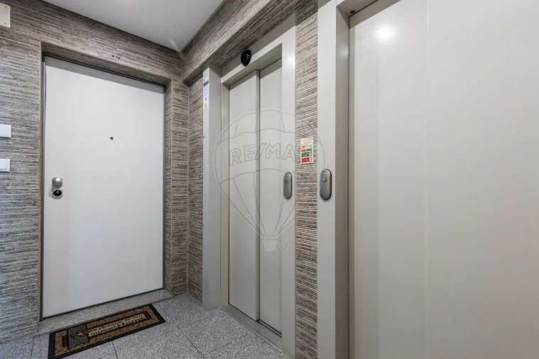 Apartamento T4 para Venda em Carcavelos e Parede Foto 29