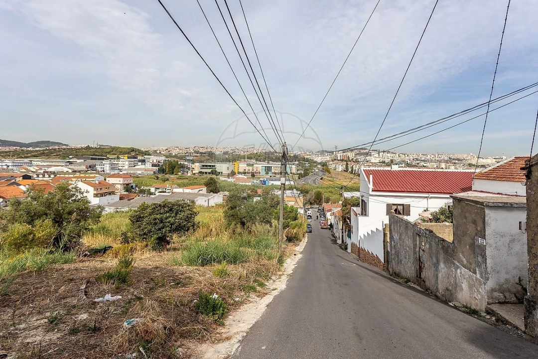 Moradia T2 para Venda em Pontinha e Famões Foto 2