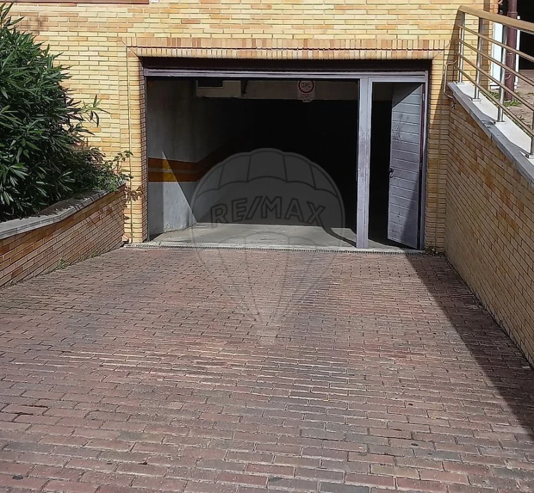 Garagem para Venda em Sacavém e Prior Velho Foto 4