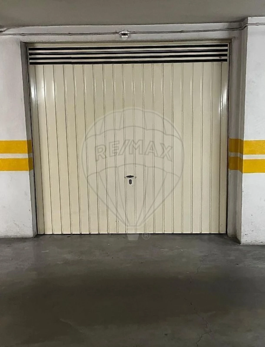 Garagem para Venda em Sacavém e Prior Velho Foto 3