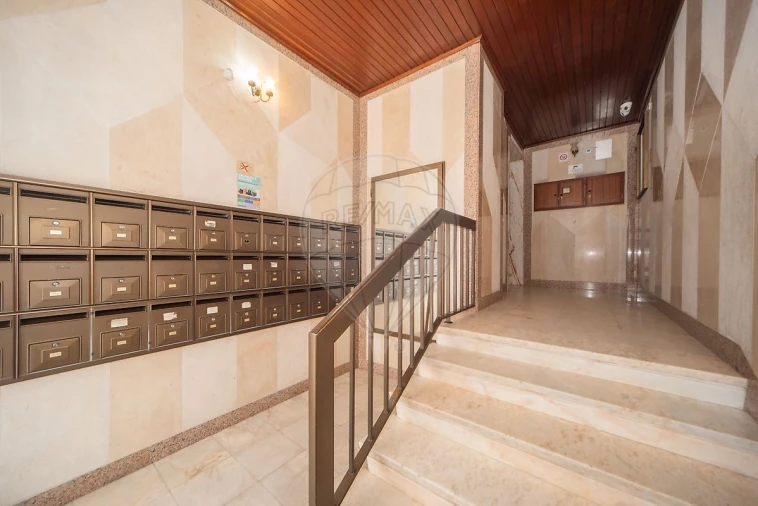 Apartamento T2 para Venda em Agualva e Mira-Sintra Foto 2