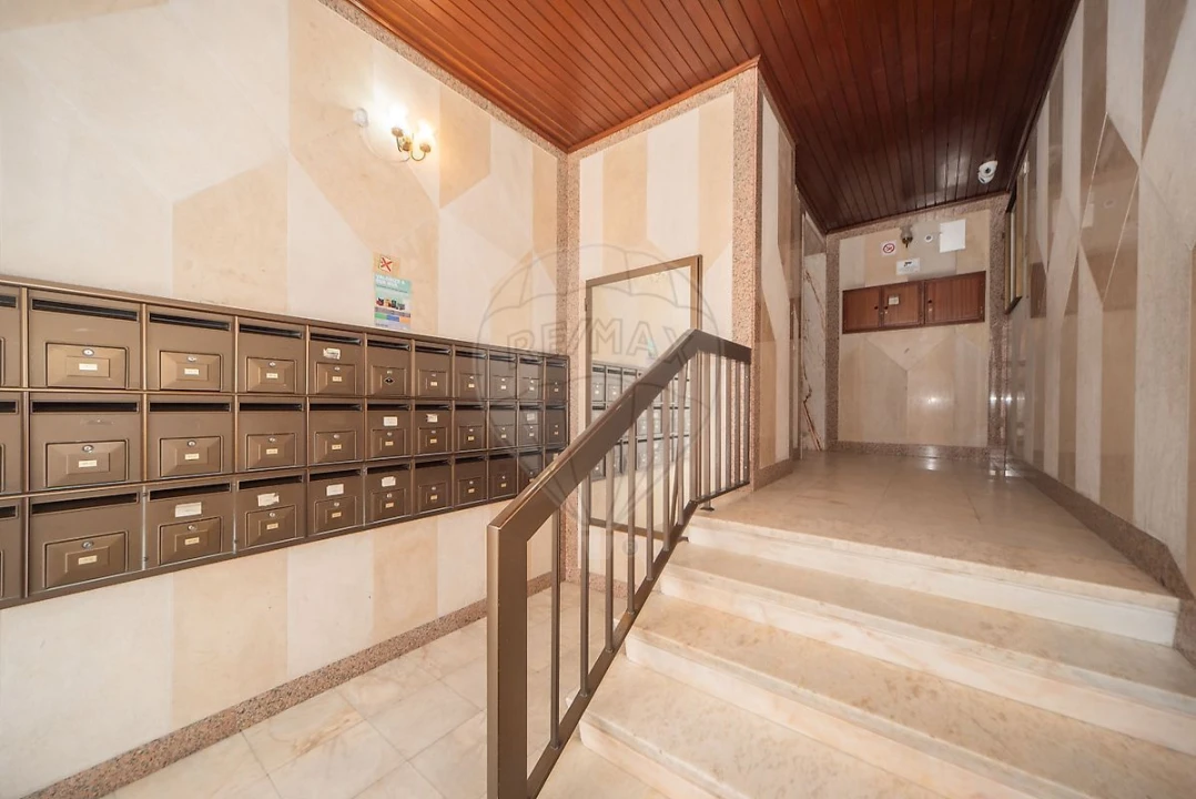 Apartamento T2 para Venda em Agualva e Mira-Sintra Foto 2