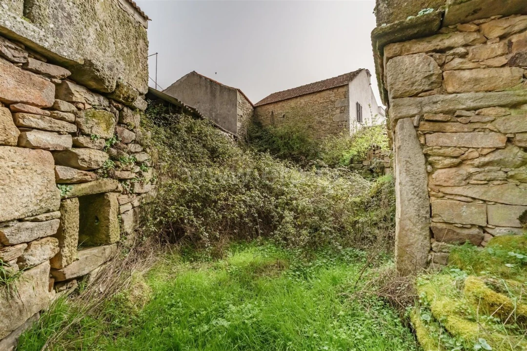 Moradia T3 para Venda em Castelo Mendo, Ade, Monteperobolso e Mesquitela Foto 8