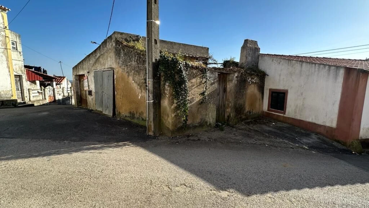 Moradia T2 para Venda em Carvoeira e Carmões Foto 1