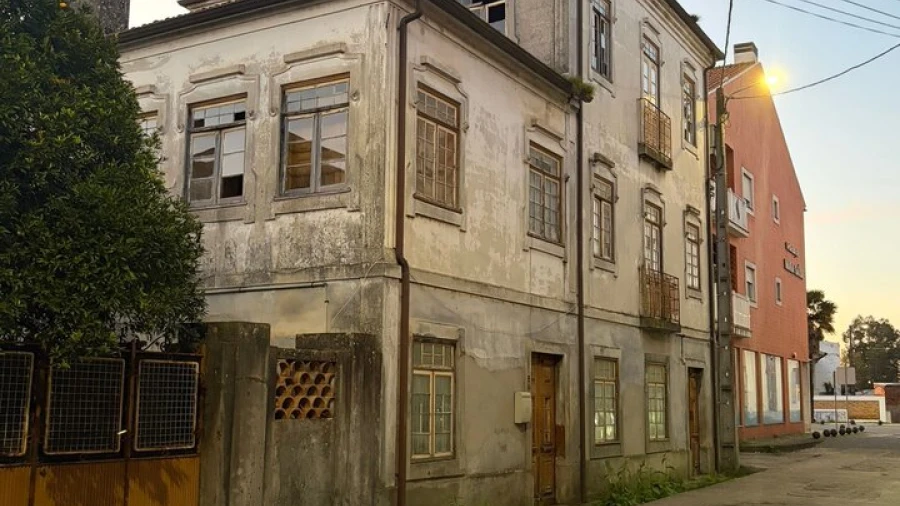 Moradia T7 para Venda em Barrô e Aguada de Baixo