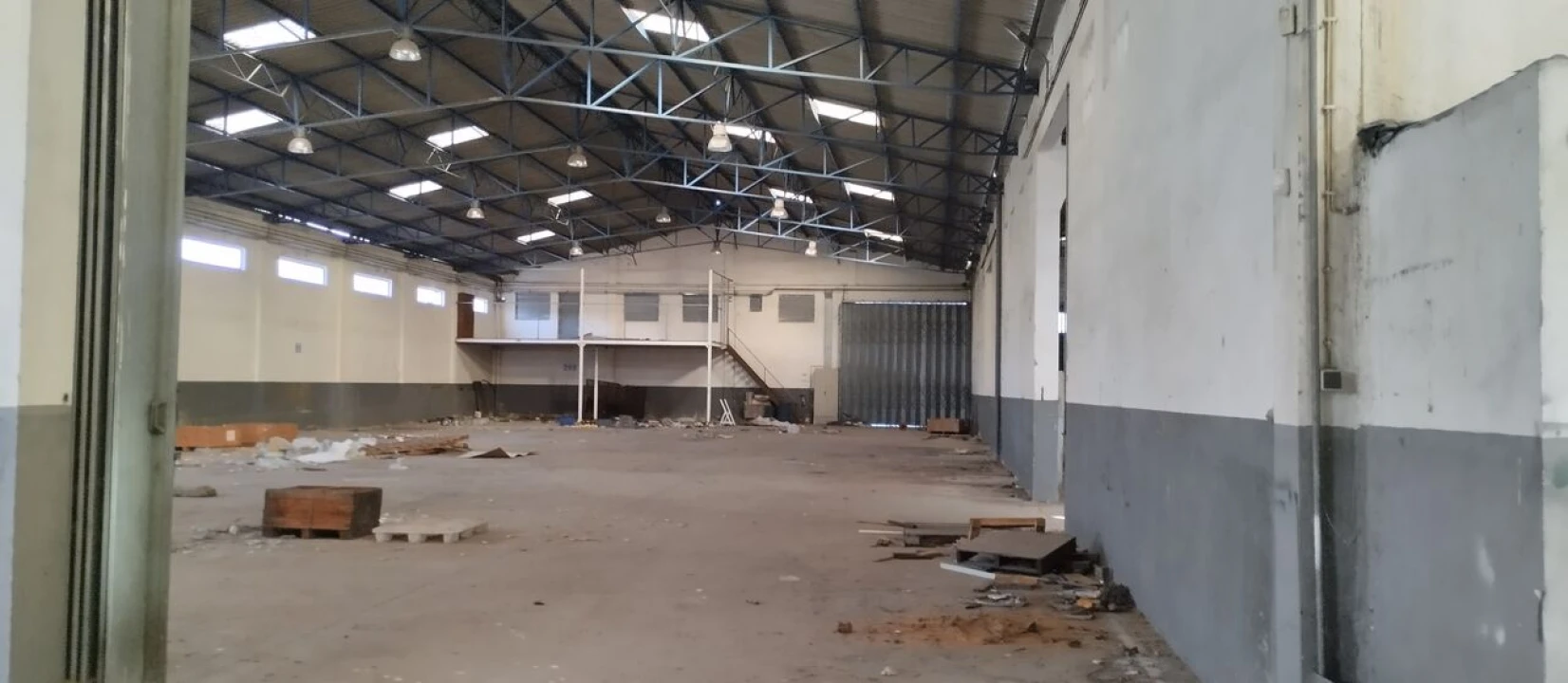 Armazém para Venda em Malhou, Louriceira e Espinheiro Foto 1