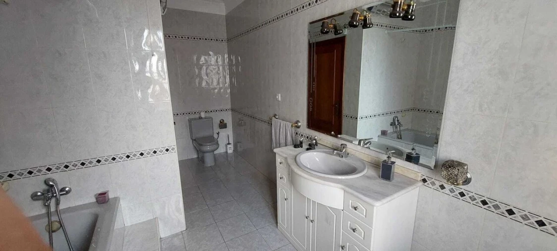 Apartamento T4 para Venda em Vila e Roussas Foto 7
