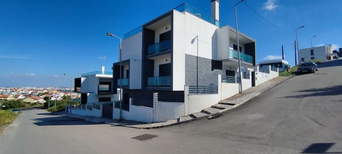 Moradia T5 para Venda em Pontinha e Famões