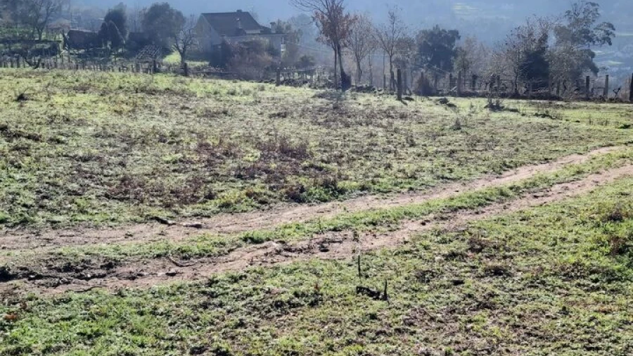 Terreno para Venda em Vila e Roussas