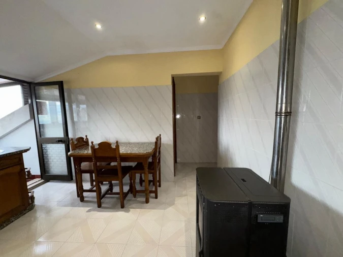Apartamento T2 para Venda em Vila e Roussas Foto 3
