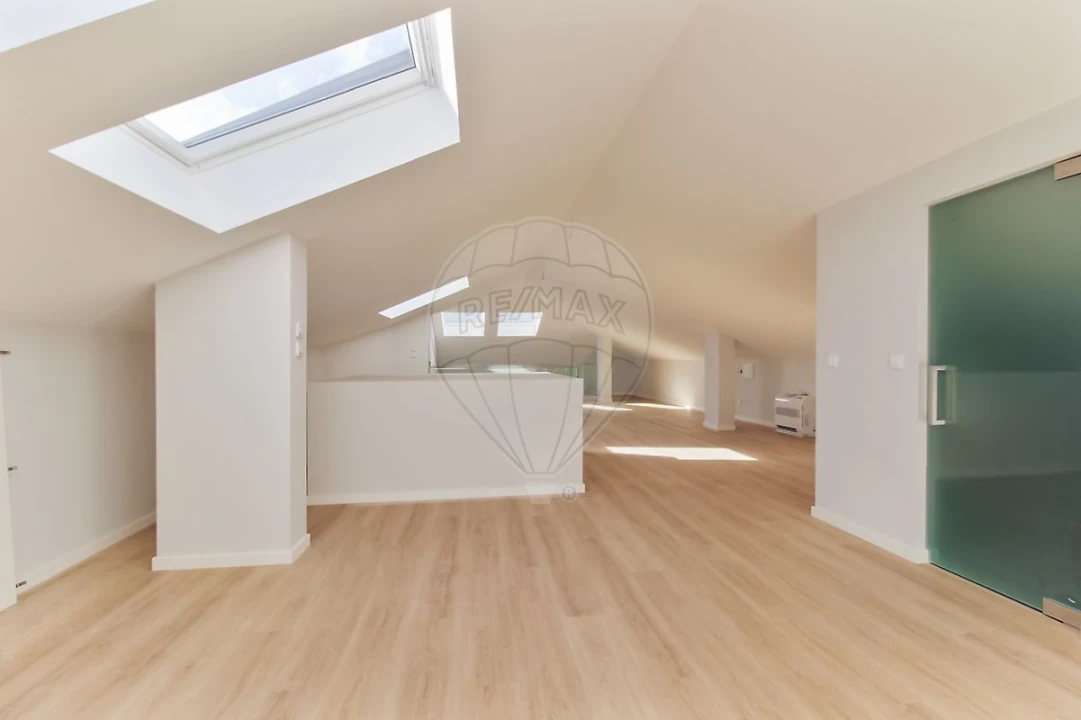 Apartamento T3 para Venda em Carcavelos e Parede Foto 17