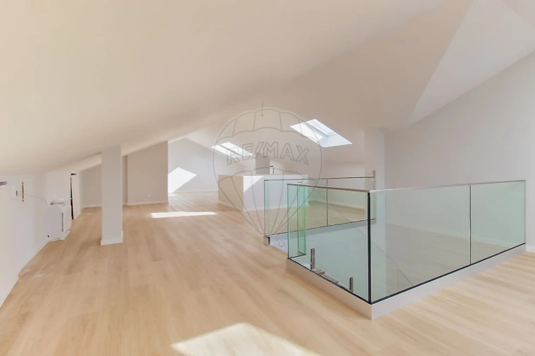 Apartamento T3 para Venda em Carcavelos e Parede Foto 16