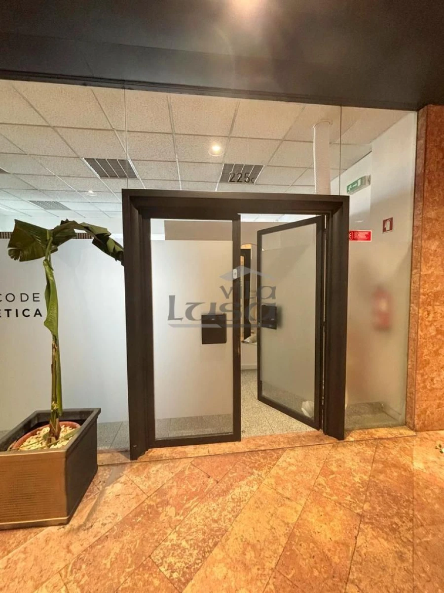 Loja para Arrendamento em Cedofeita, Santo Ildefonso, Sé, Miragaia, São Nicolau e Vitória Foto 2