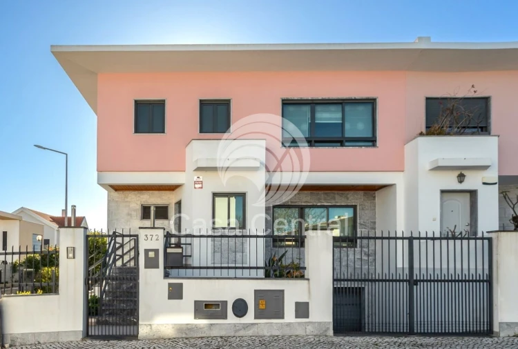 Moradia T3 para Venda em São Domingos de Rana Foto 1