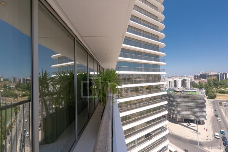 Apartamento T3 para Arrendamento em Campolide Foto 9