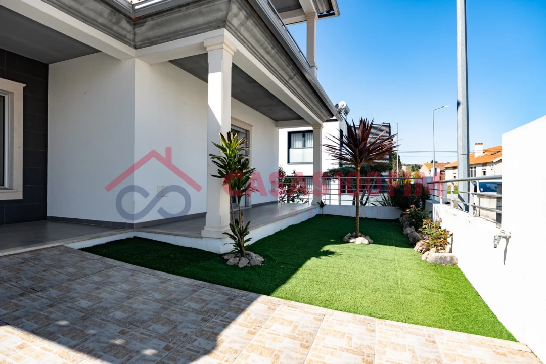 Moradia T4 para Venda em Parceiros e Azoia Foto 2