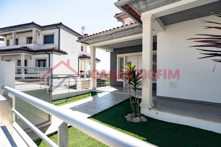 Moradia T4 para Venda em Parceiros e Azoia Foto 3