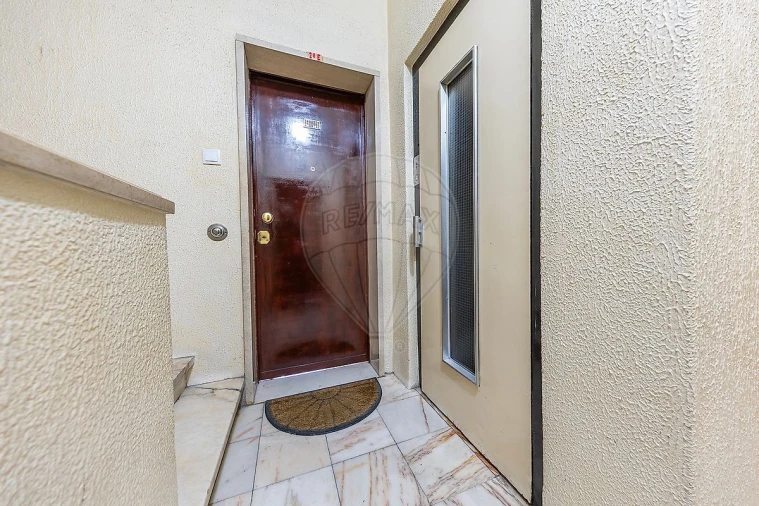 Apartamento T2 para Venda em Benfica Foto 4