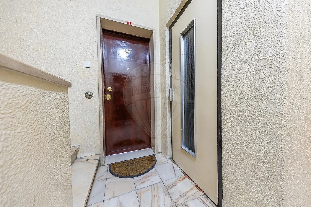 Apartamento T2 para Venda em Benfica Foto 4