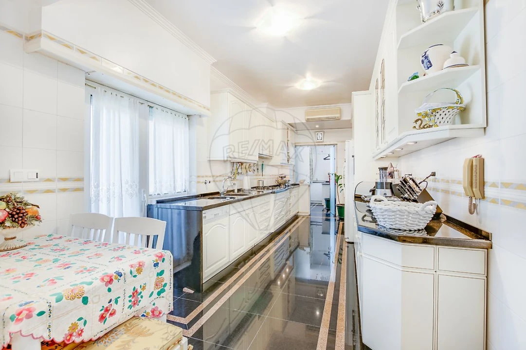 Apartamento T5 para Venda em Areeiro Foto 13