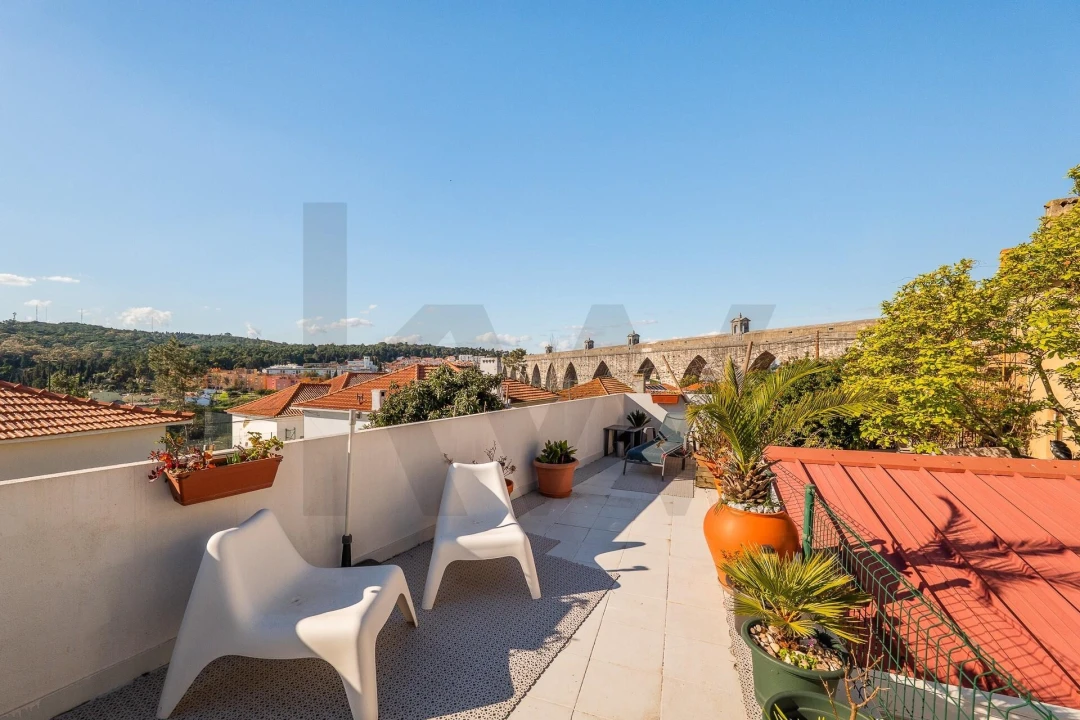 Moradia T4 para Venda em Campolide Foto 1