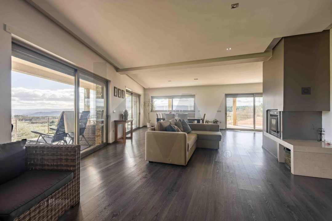 Moradia T4 para Venda em Vilarandelo Foto 1