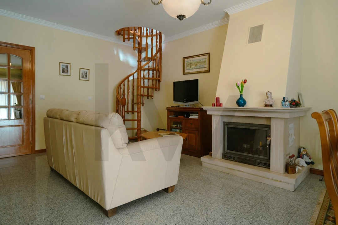 Apartamento T3 para Venda em Charneca de Caparica e Sobreda Foto 4