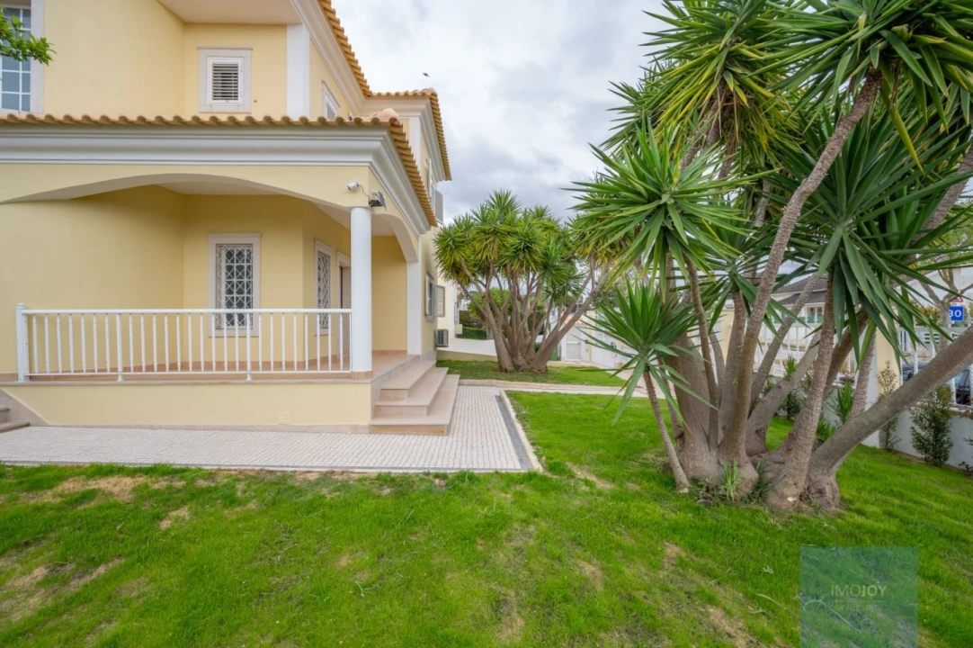 Moradia T4 para Venda em Corroios Foto 5