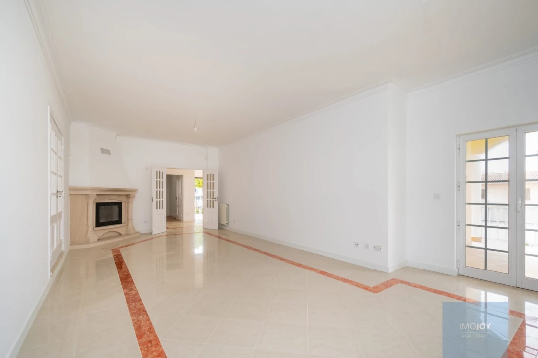 Moradia T4 para Venda em Corroios Foto 7