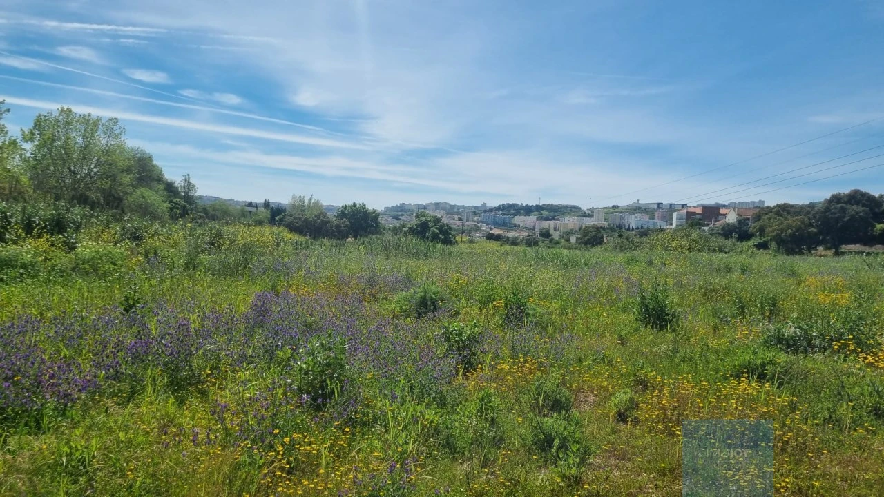 Terreno para Venda em Loures Foto 1