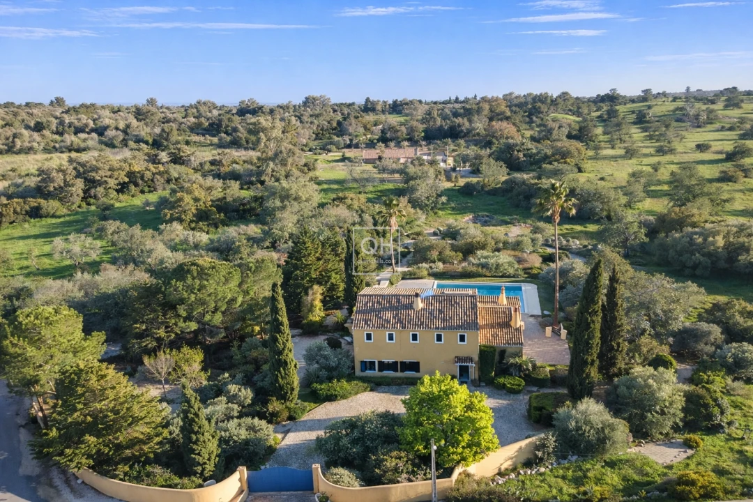 Moradia T4 para Venda em Santa Barbara de Nexe Foto 2