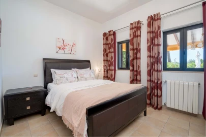 Moradia T4 para Venda em Santa Barbara de Nexe